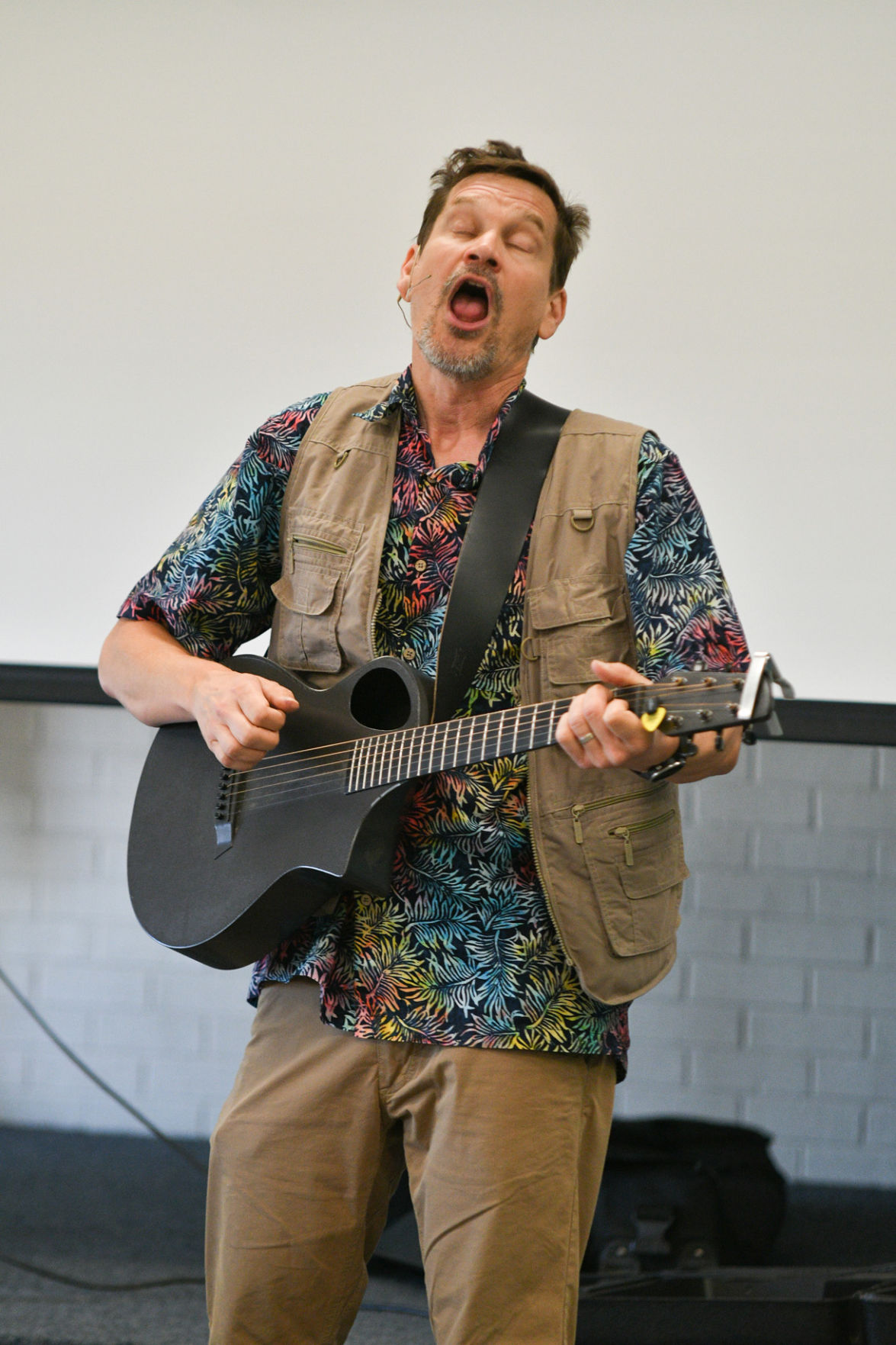 Singing zoologist Lucas Miller visits Bryan library